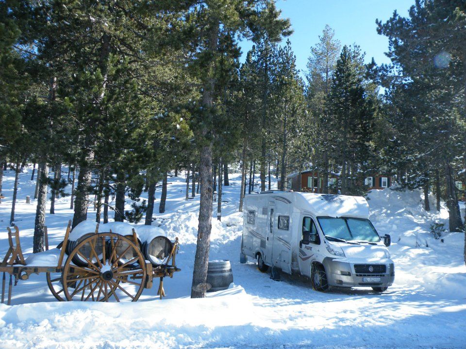 Camping-car sous la neige