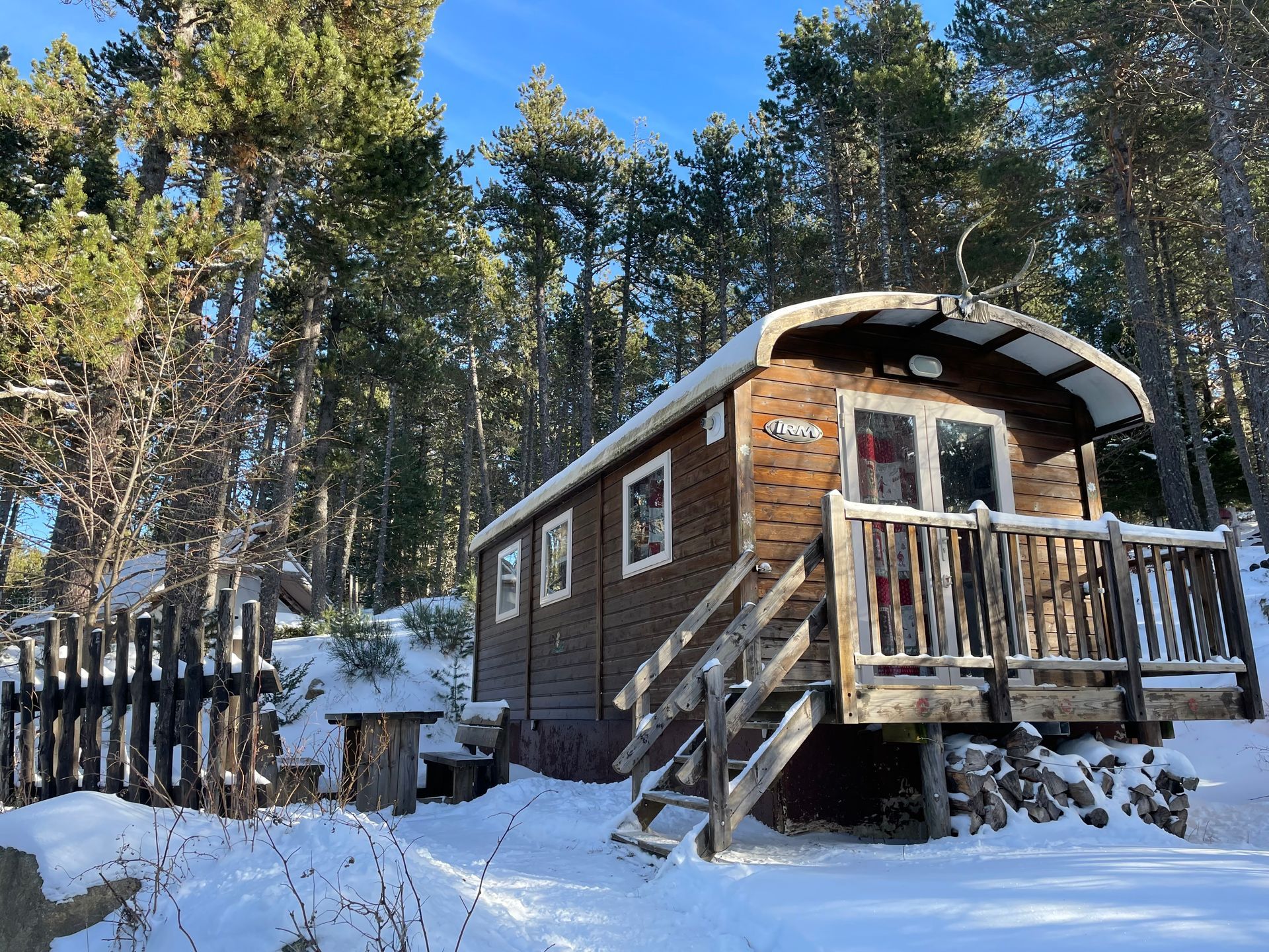 Roulotte sous la neige