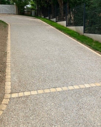 Allée en béton désactivé