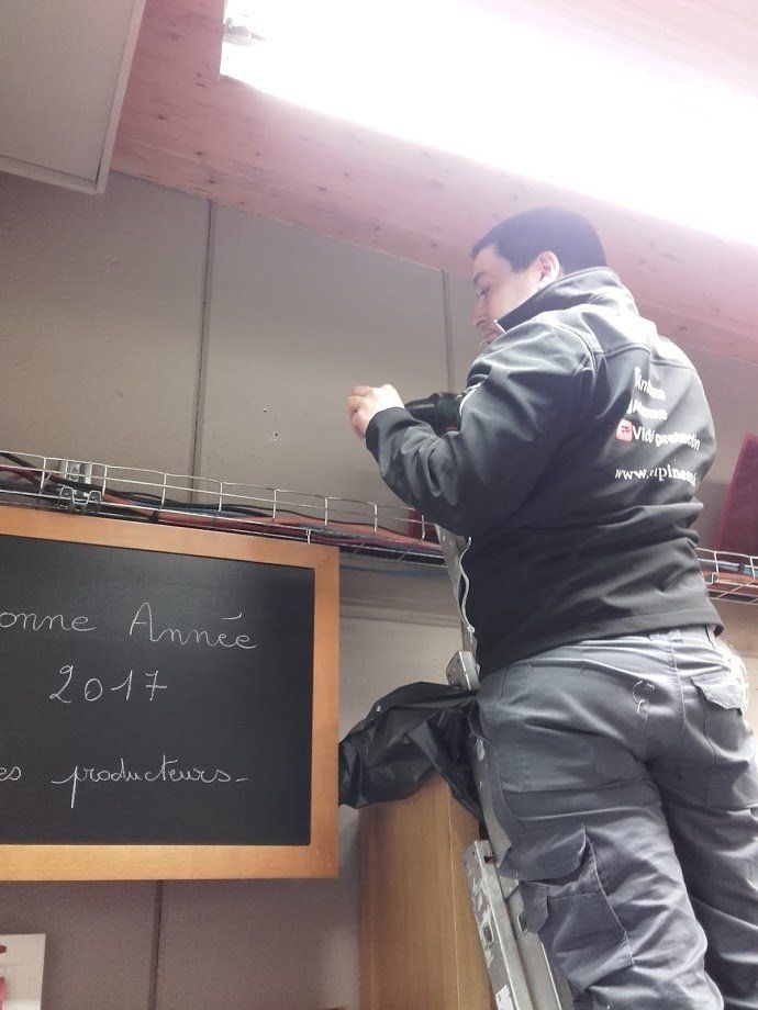 Pose de détecteur d'alarme