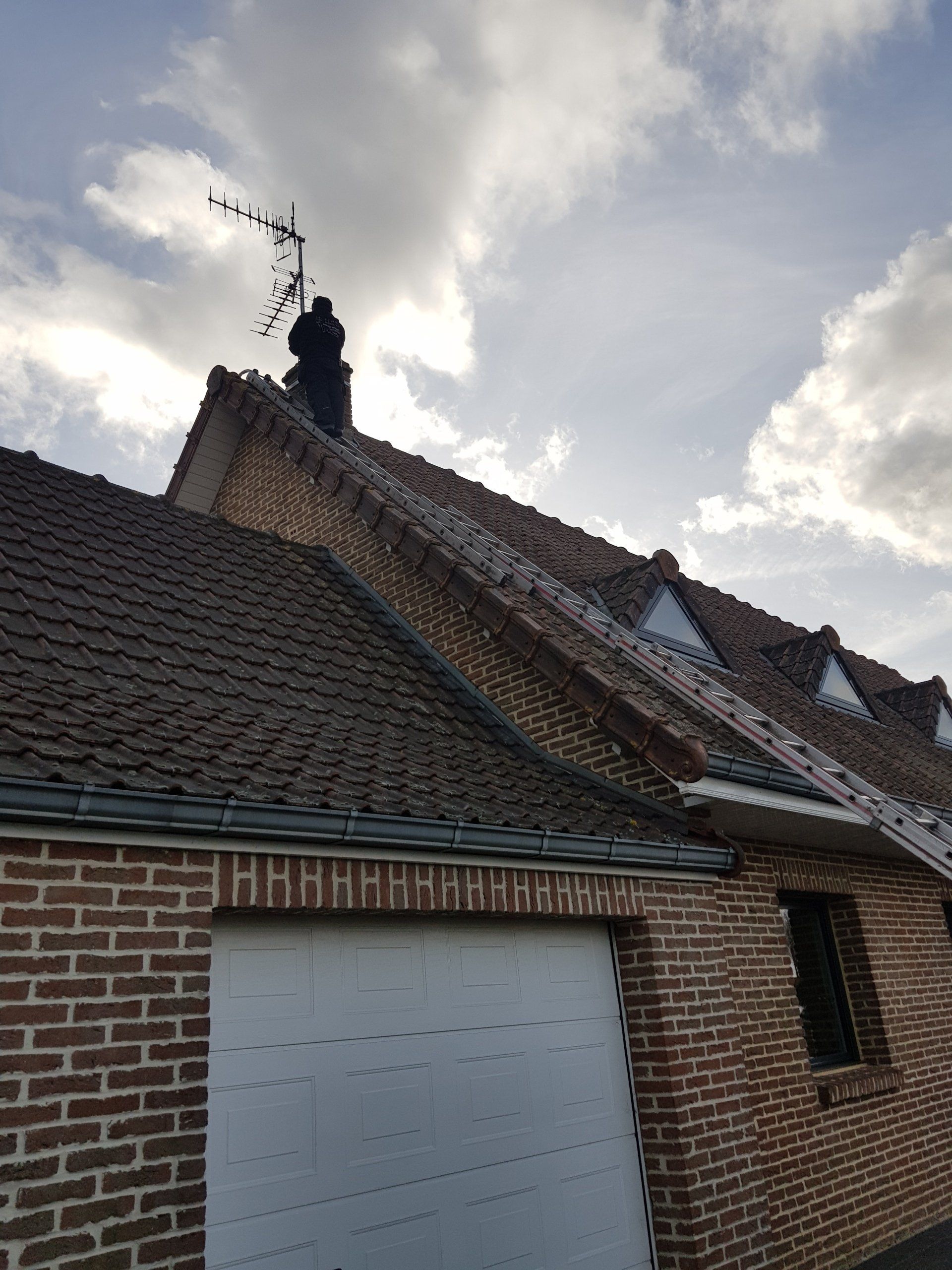 Installation antenne toiture