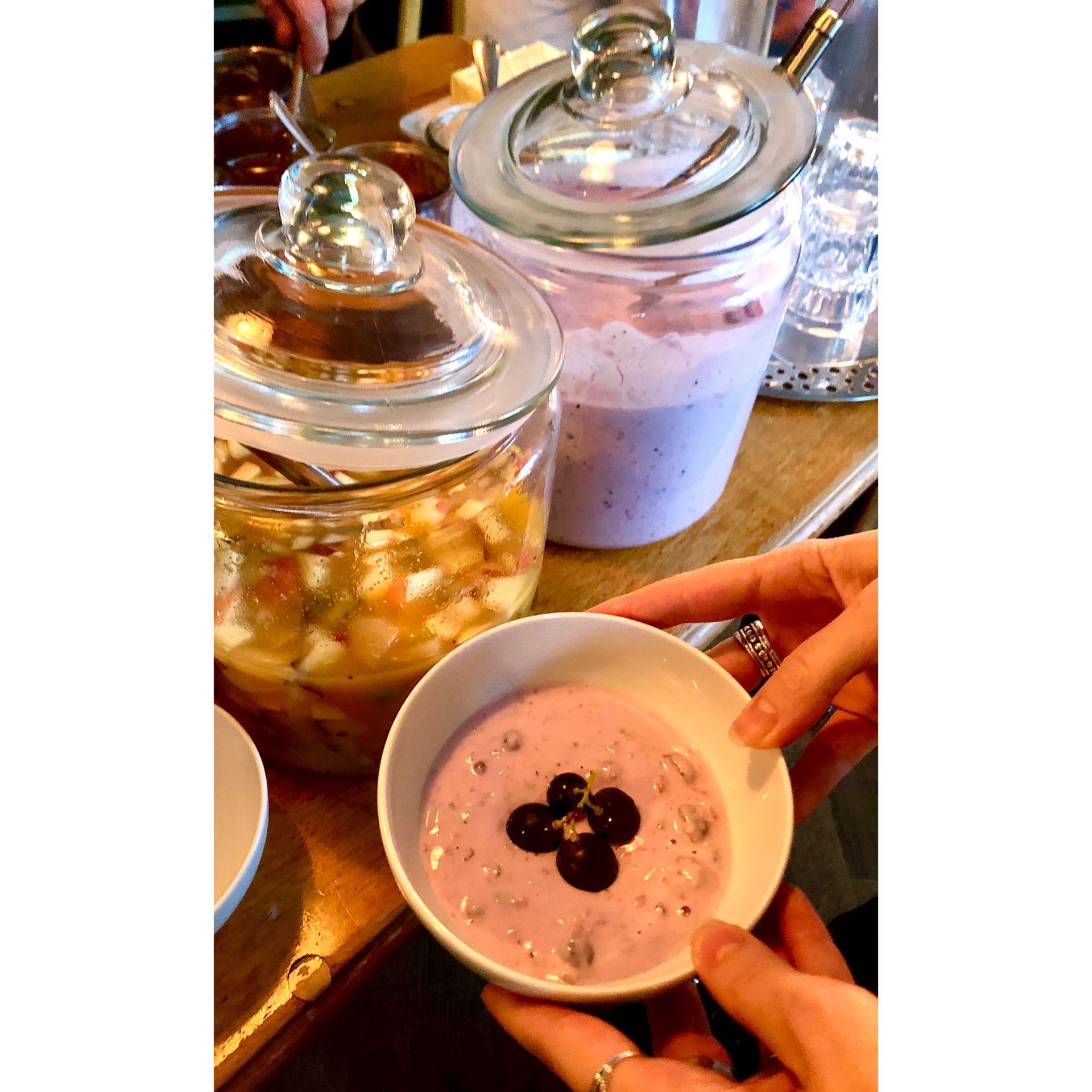 Des bols de flocons d'avoine avec des fruits frais comme des figues, des myrtilles et des bananes, sur une table.