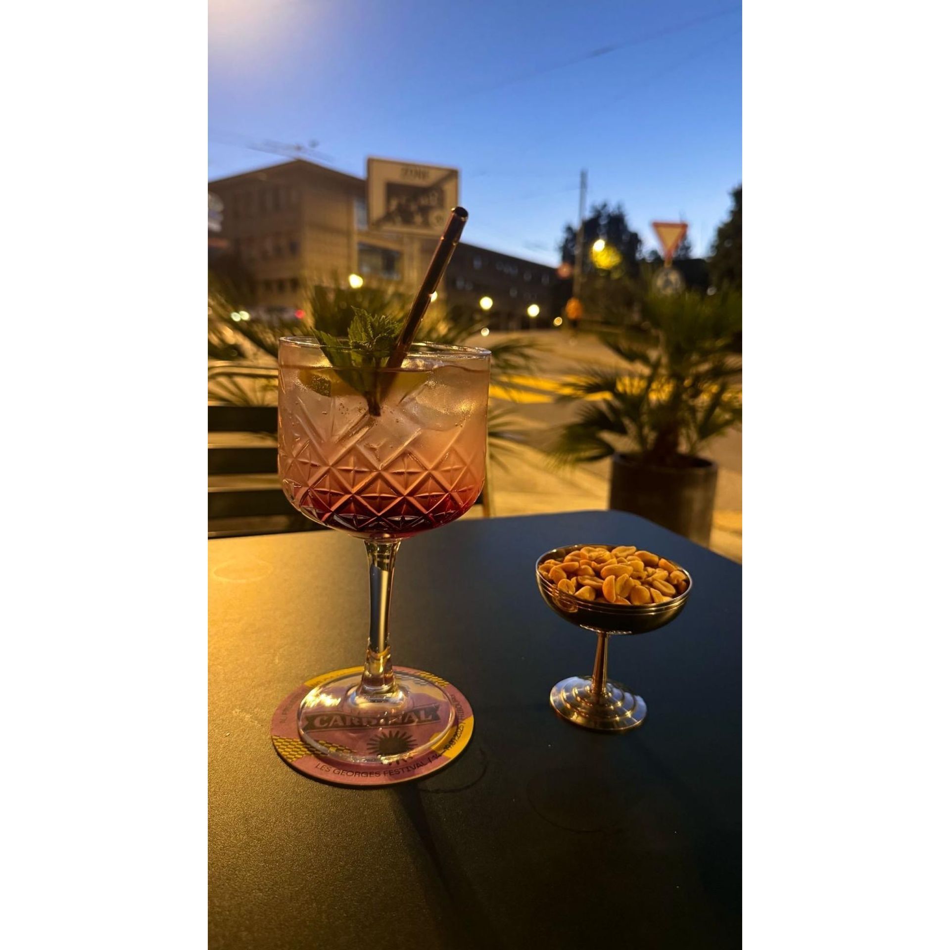 Des gens commandent un café dans un café bondé. Un barista prépare les boissons. 