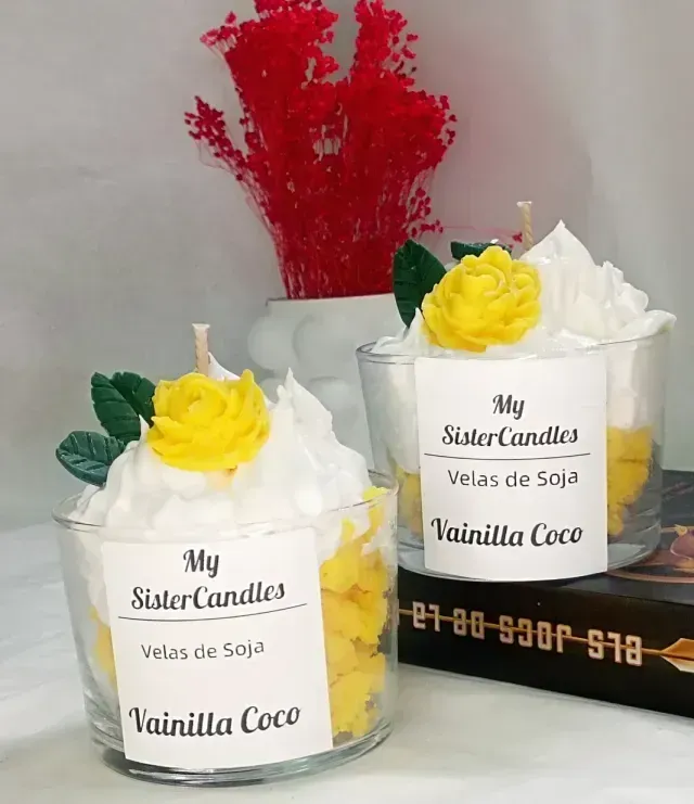 Dos velas con rosas amarillas y glaseado blanco de My Sister Candles.