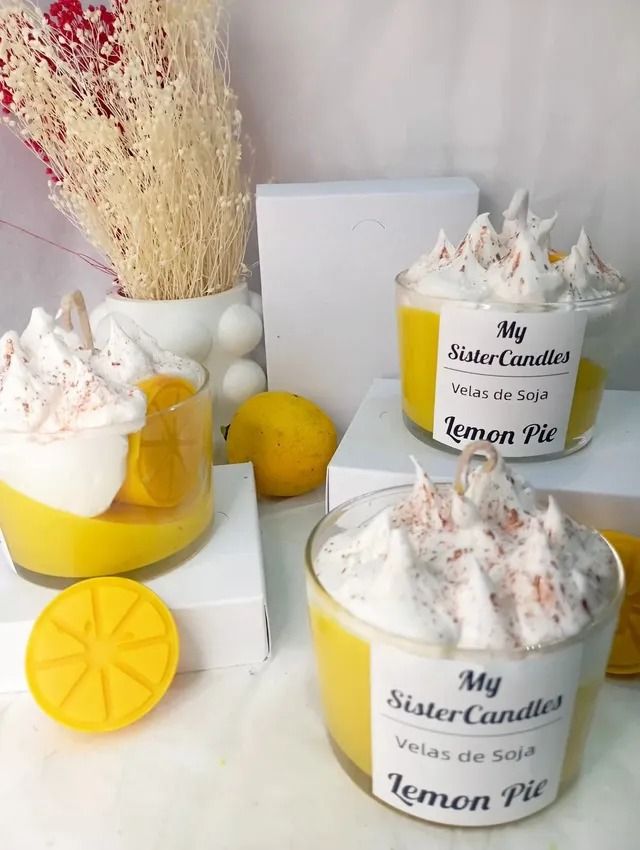 Una vela de tarta de limón con crema batida y limones encima.