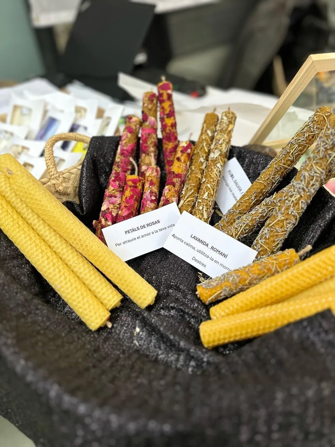 Una cesta de velas de cera de abejas sobre una mesa