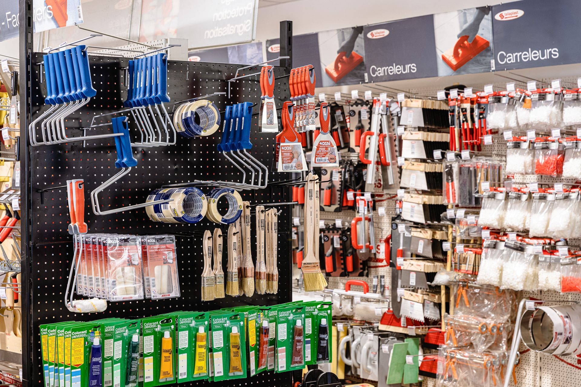 Photo d'un rayon d'outils qui représente des travaux de bricolage