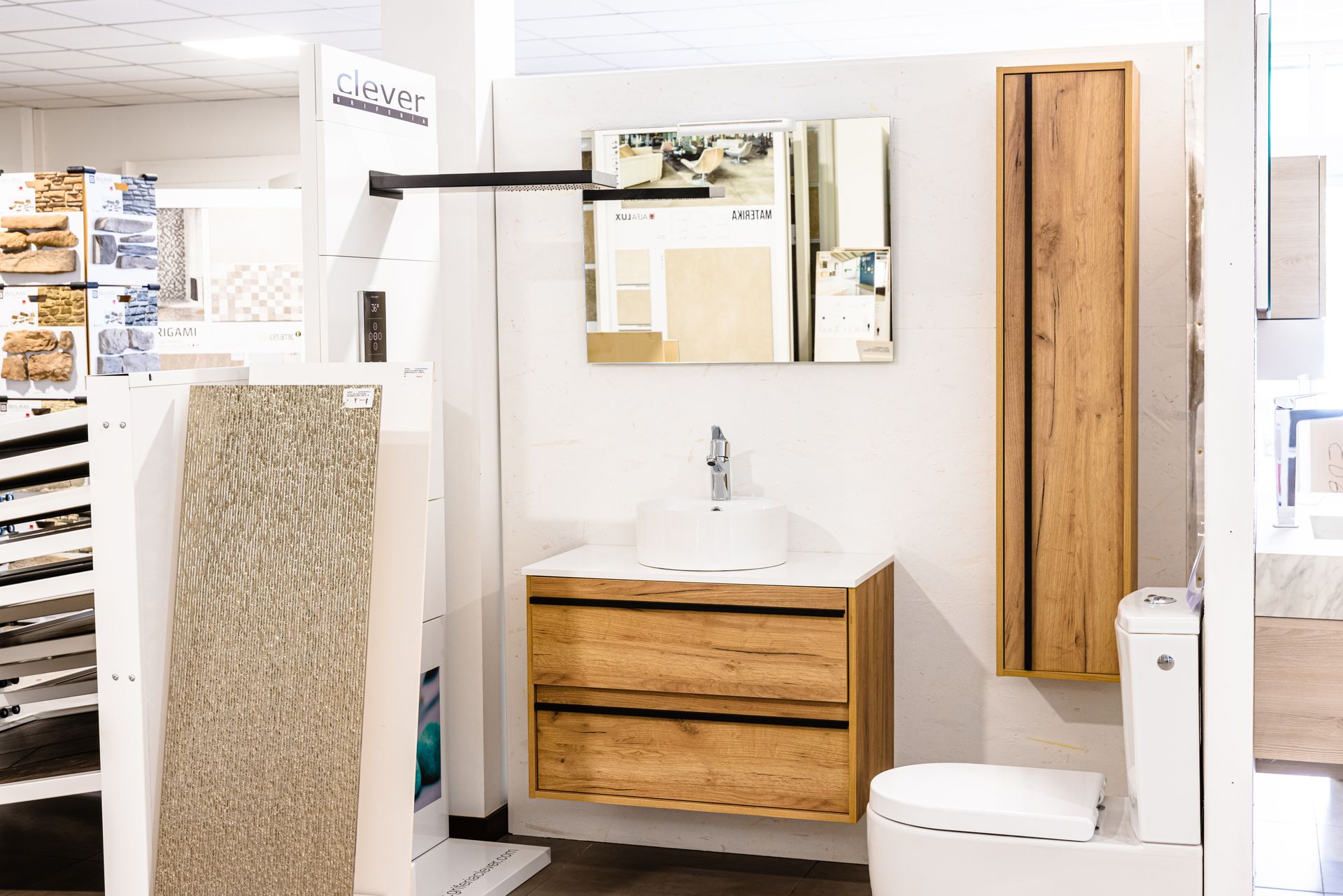 Photo d'un meuble avec un miroir qui représente une salle de bains