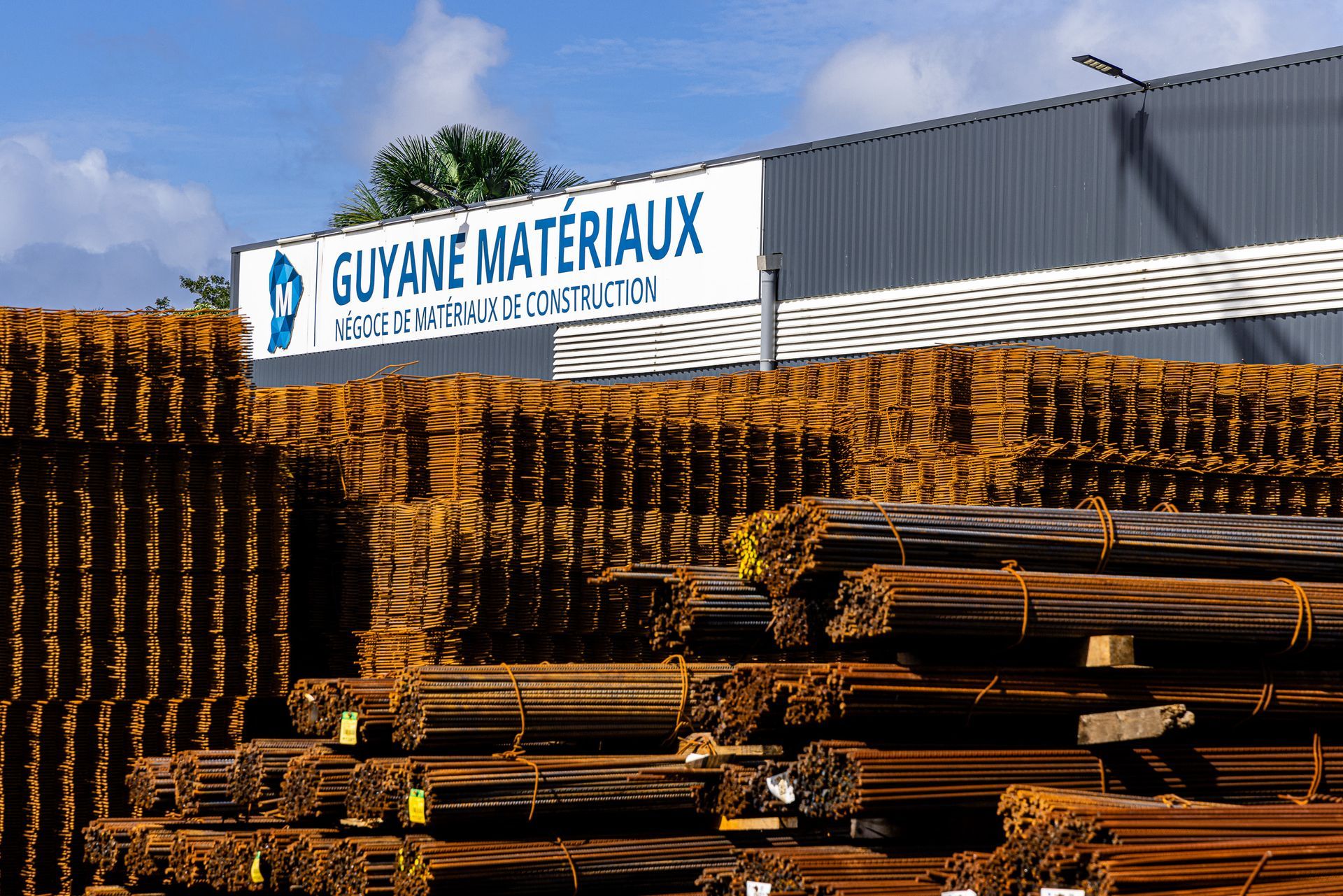 Photo de matériaux sous un hangar qui représente des matériaux de construction