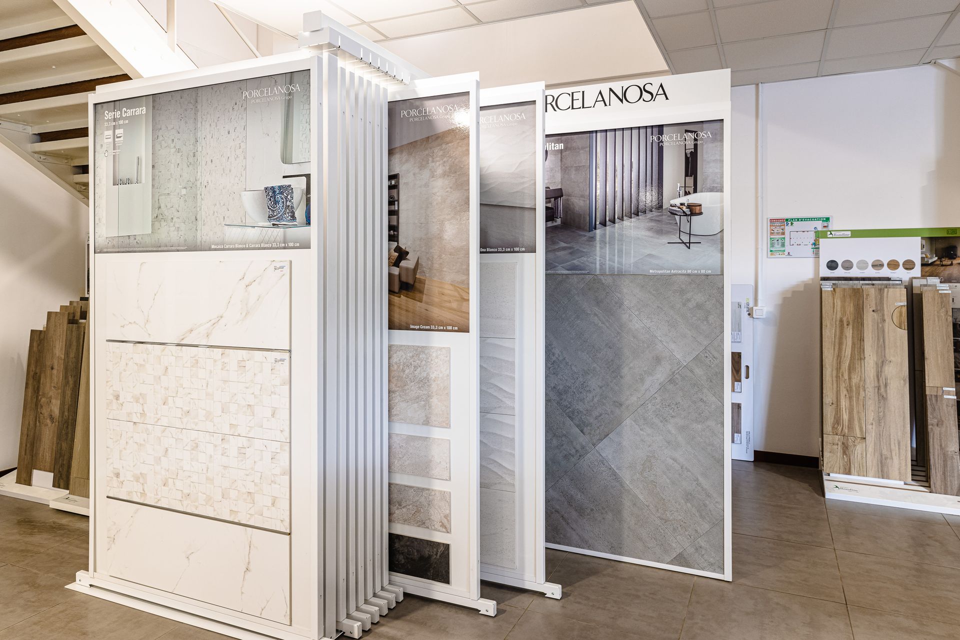 Photo d'un présentoir de carrelages et de faïences qui représente des revêtements de sols et de murs