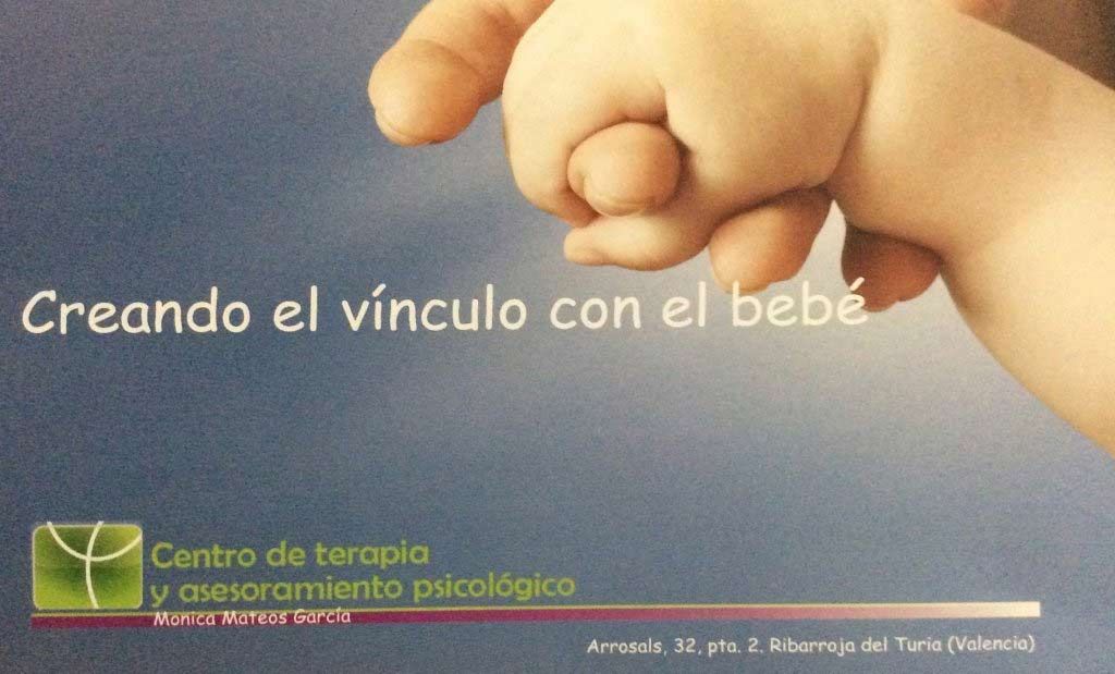 Una persona sosteniendo la mano de un bebé con las palabras