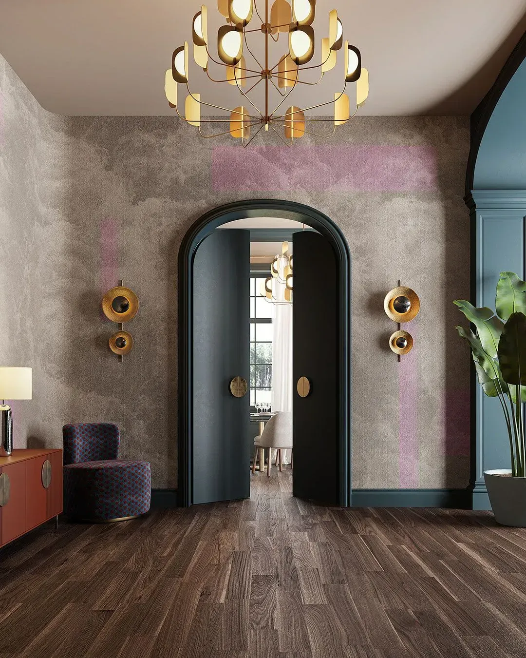 Elegante interior con suelos de madera oscura, puerta arqueada y lámparas doradas. Incluye una puerta azul oscuro, paredes texturizadas y una mesa auxiliar con lámpara.