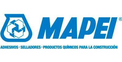 Logotipo de Mapei, empresa química para la construcción, en azul y blanco. El logotipo incluye un símbolo estilizado y el nombre de la empresa. El texto inferior dice