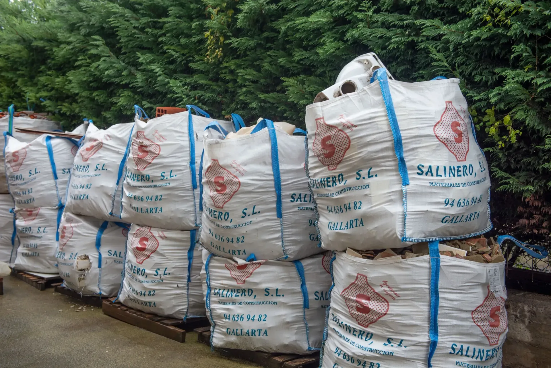 Una pila de bolsas blancas llenas de contenidos etiquetados