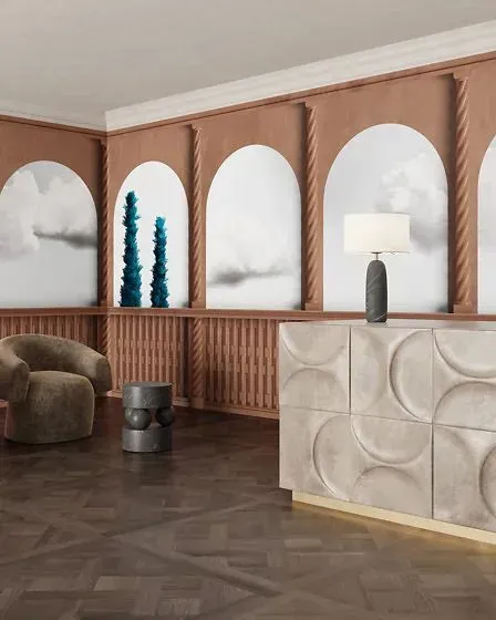 Elegante interior con detalles en arcos en las paredes, lujosos asientos y una cómoda decorativa. Incluye colores suaves, obras de arte en azul y suelo de madera oscura.