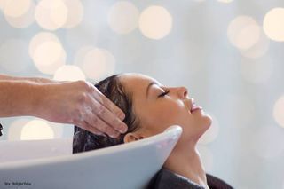 Haarwäsche beim Friseur