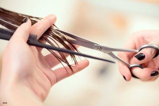 Schneiden von Haarspitzen