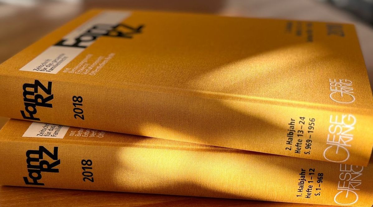 Ein Mann und eine Frau sitzen an einem Tisch und unterschreiben ein Dokument.