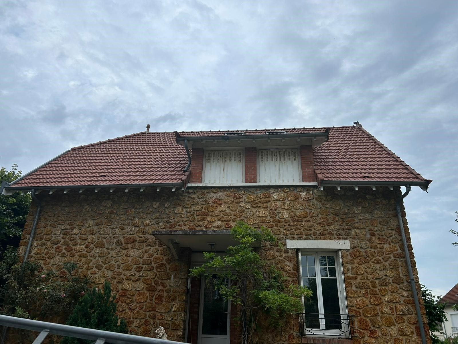 Maison avec deux fenêtres de toit côté à côté.