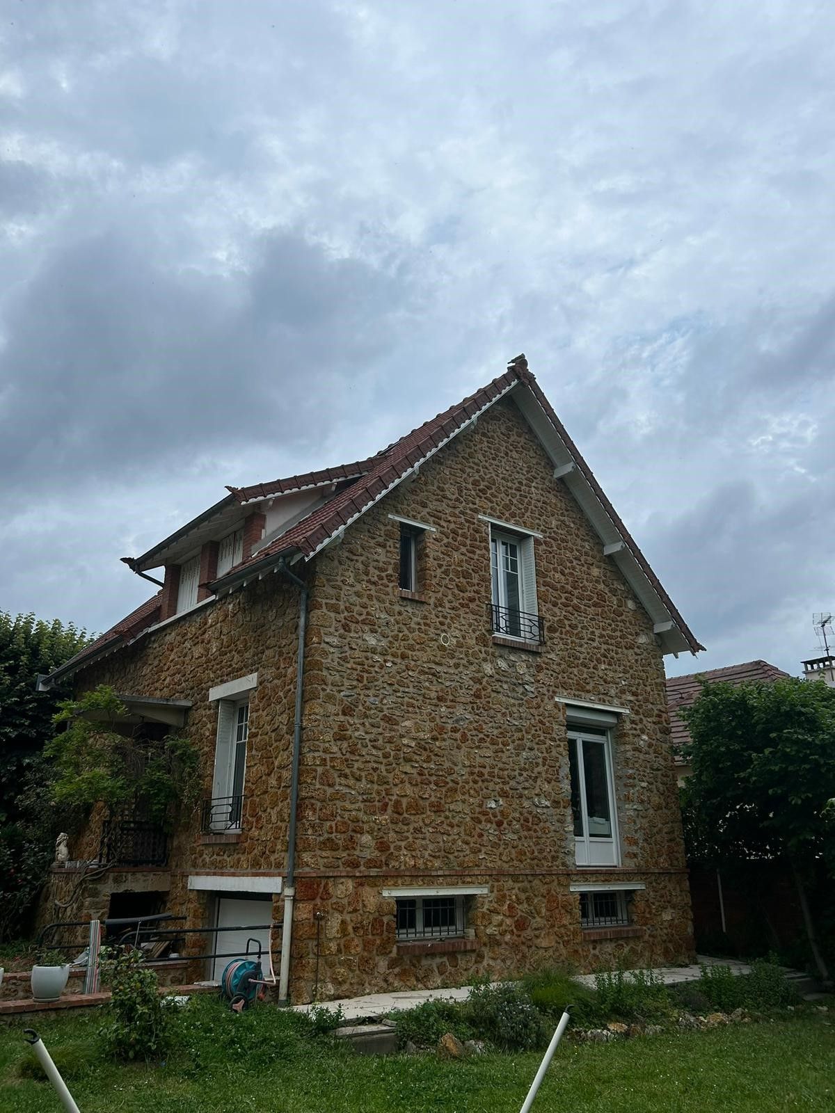 Deux fenêtres en chien-assis côte à côte.