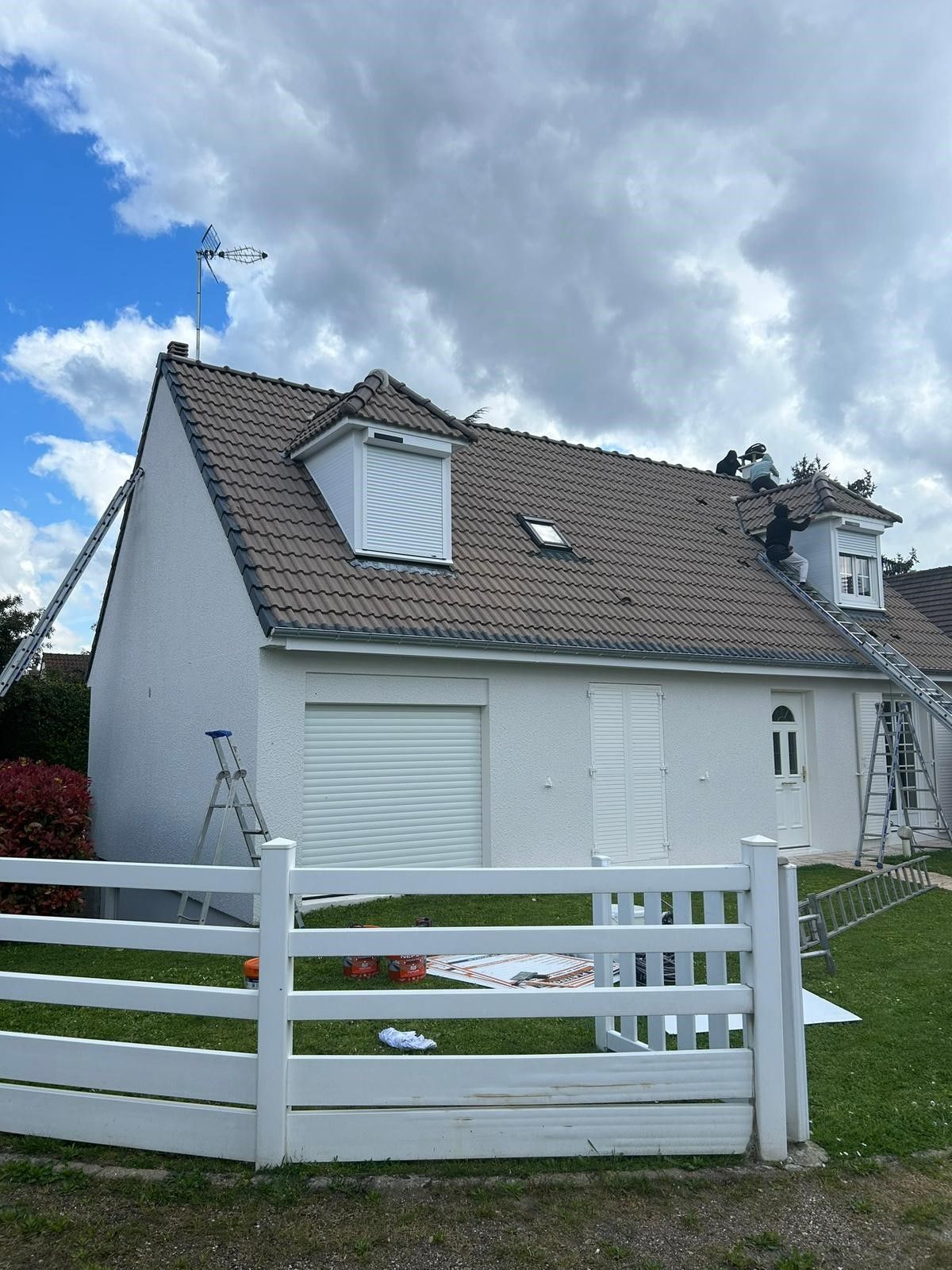 Maison avec deux fenêtres de toit.
