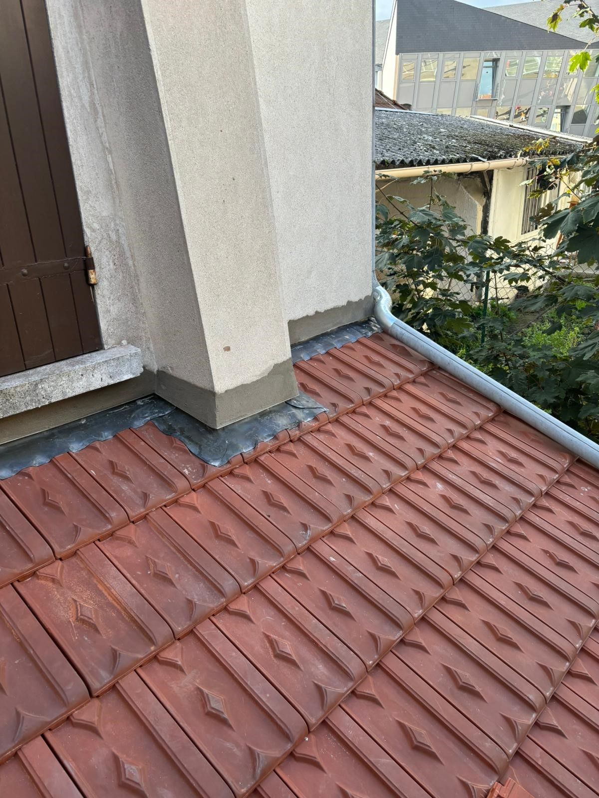 Zinguerie entre le mur et le toit.