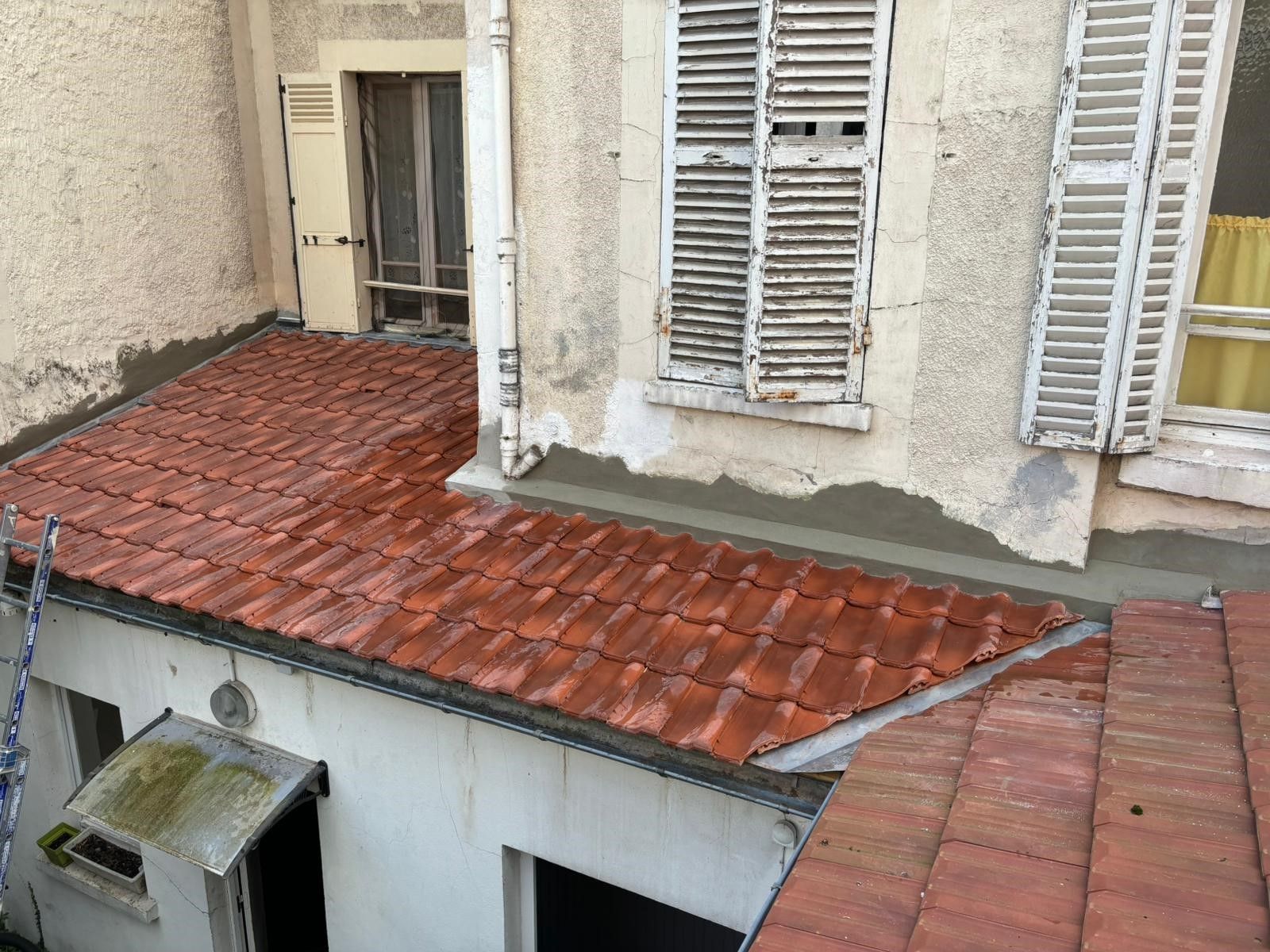 Petite toiture de tuiles rouges.