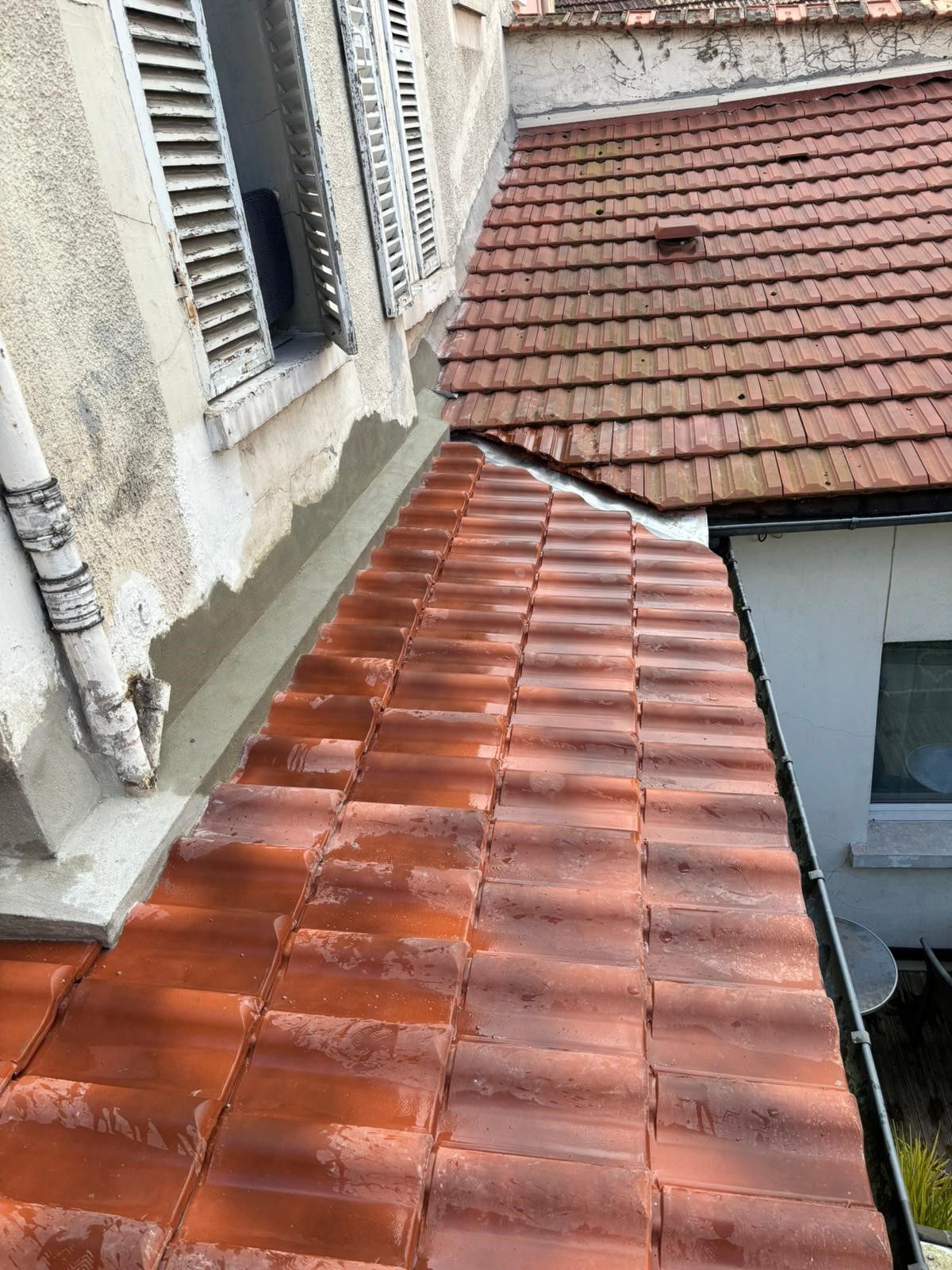 Petite toiture aux tuiles mouillées.