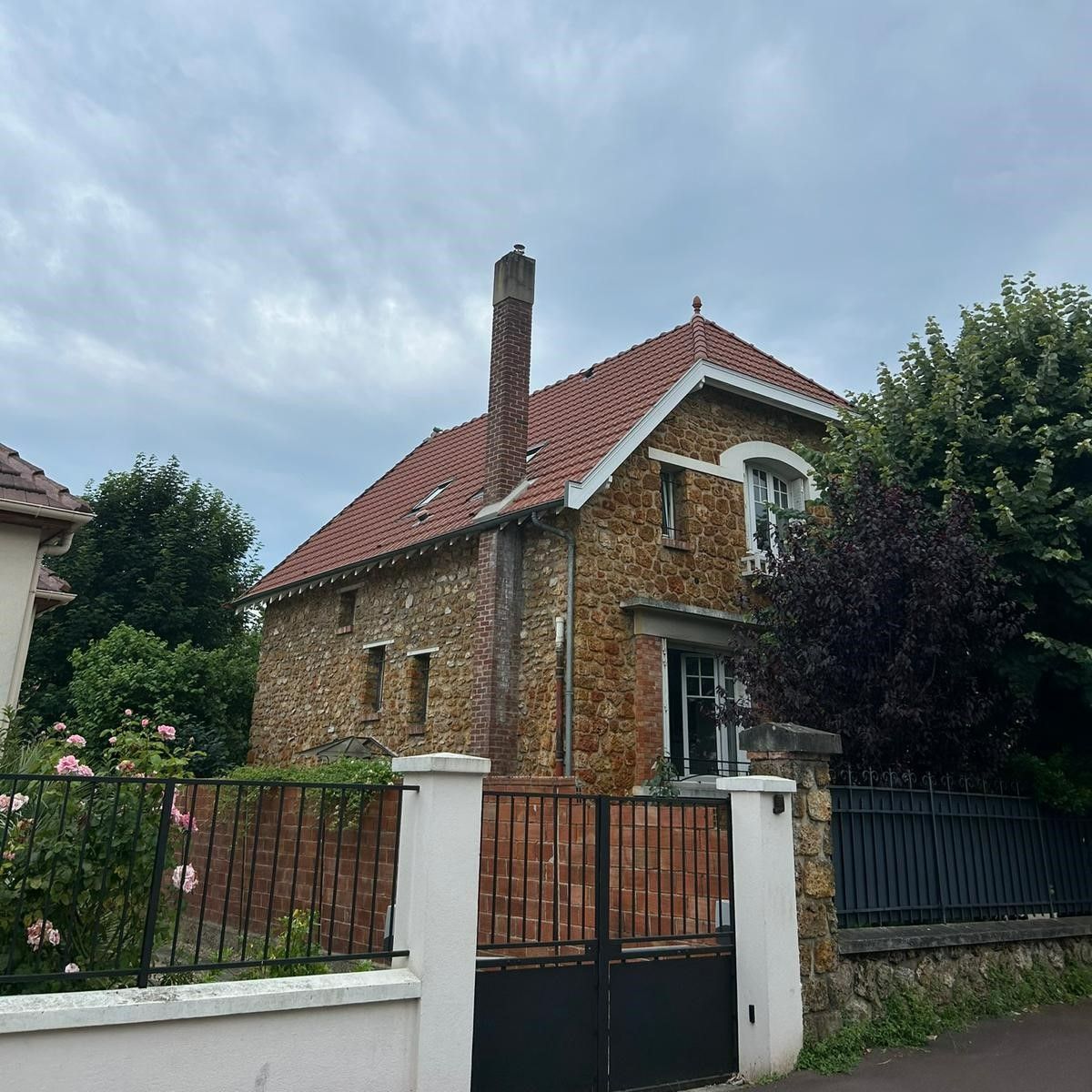 Cheminée sur une maison en pierre.