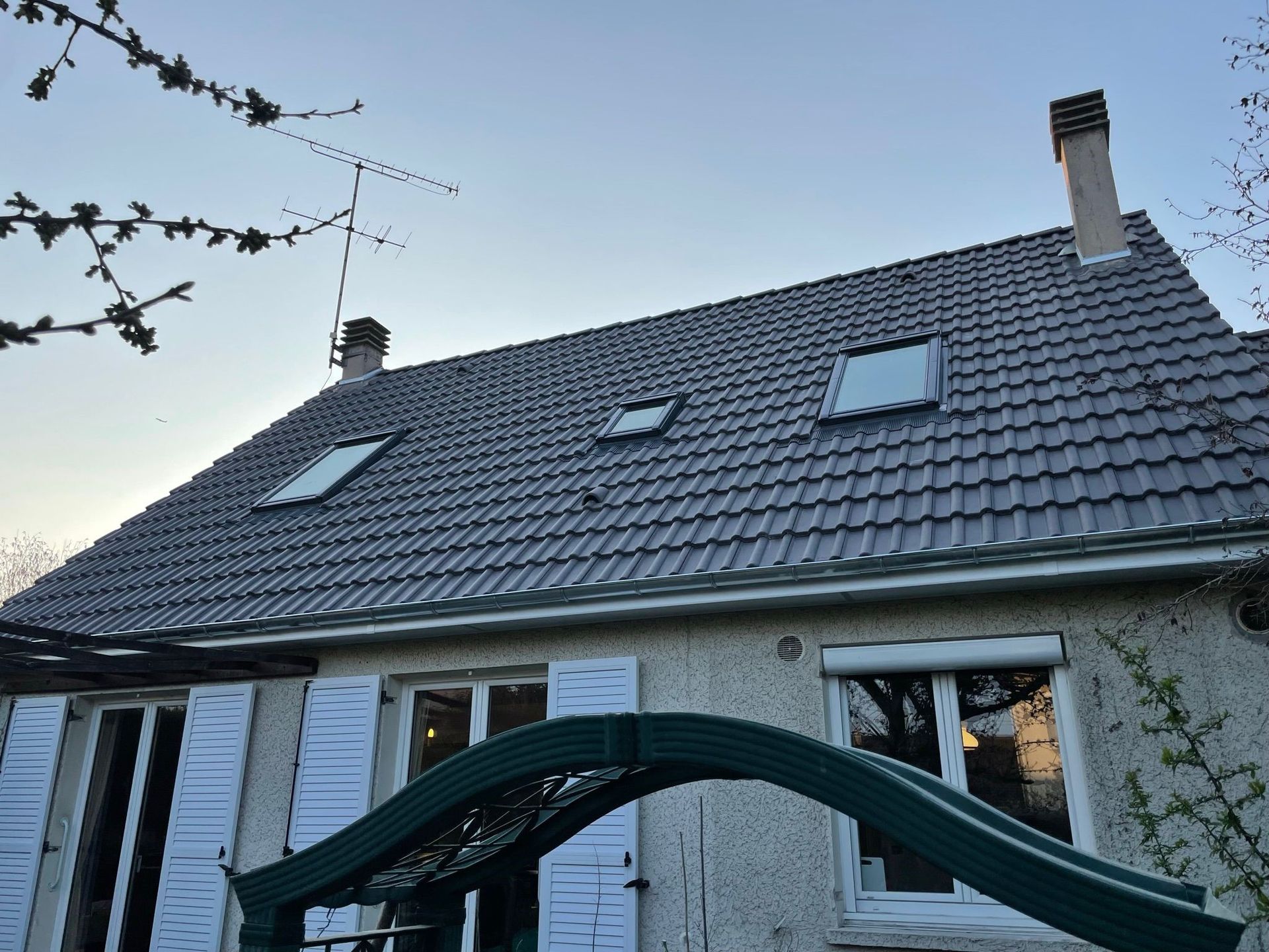 Toiture noire neuve avec trois Velux.