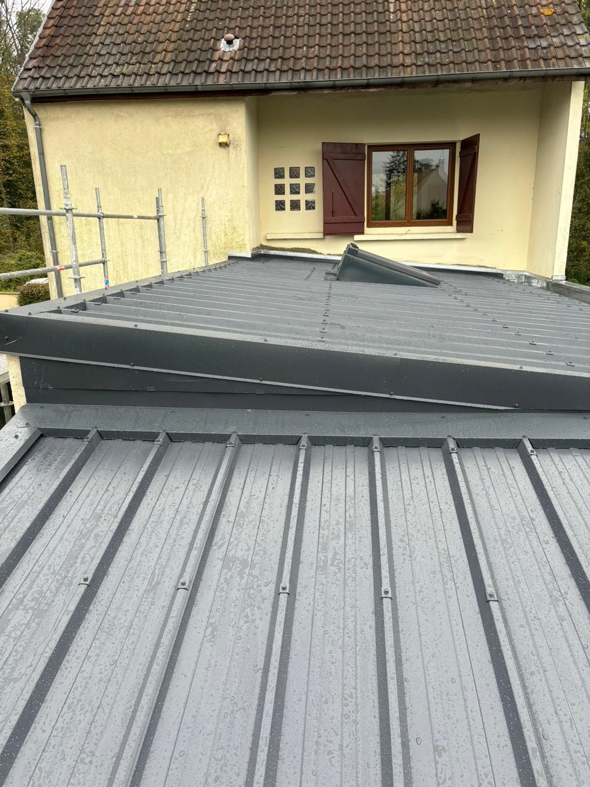Toiture plate en tôle noire.