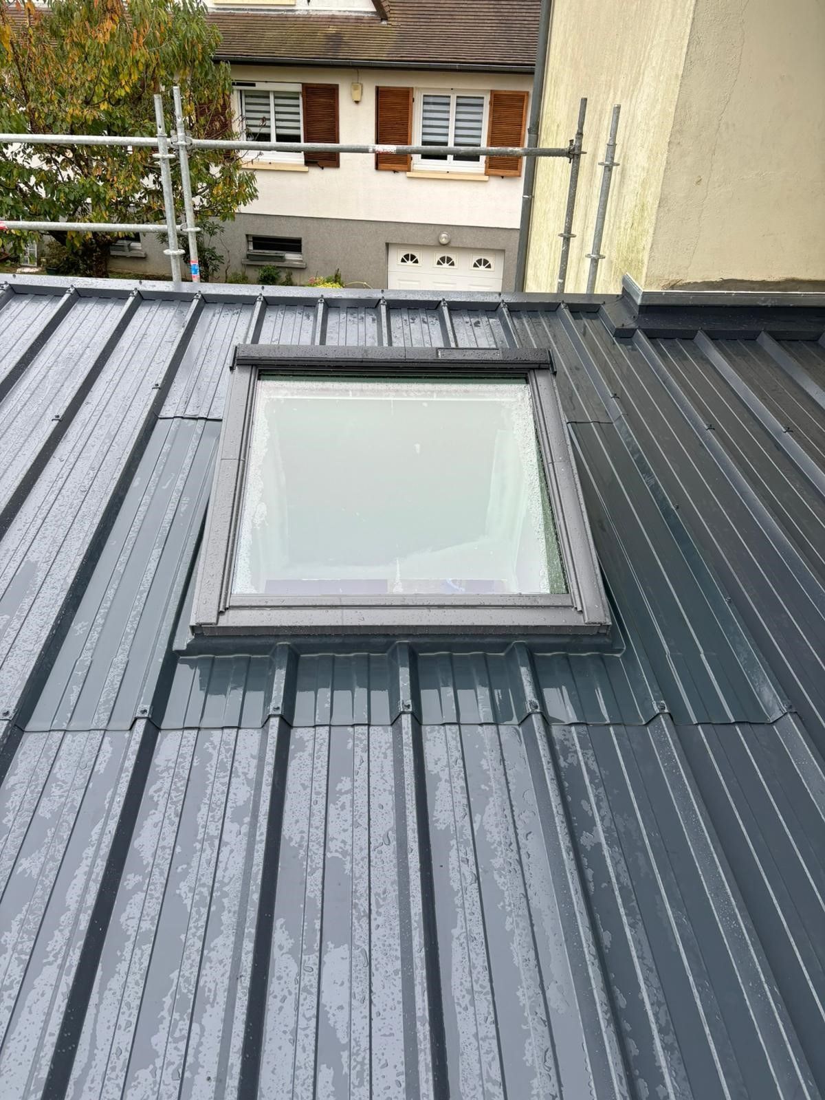 Toiture en zinc mouillée.