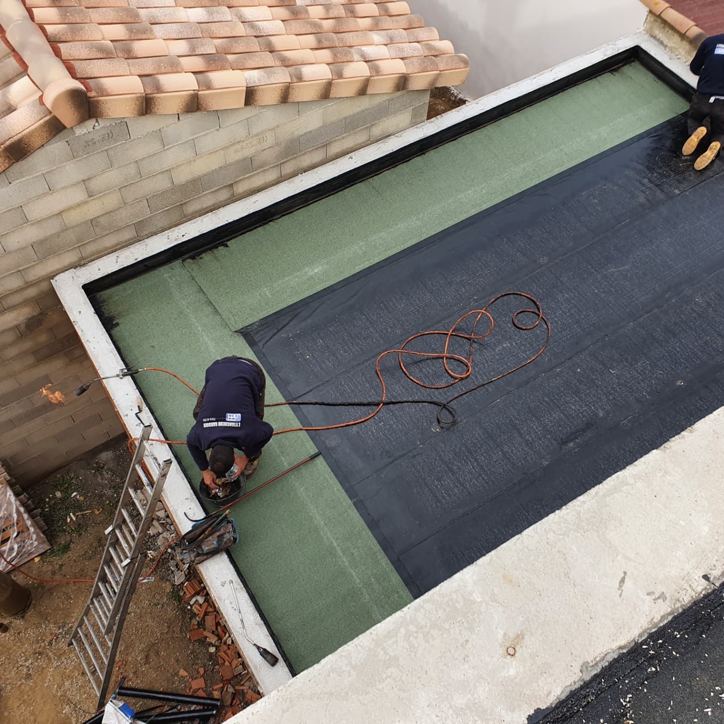 Artisan travaillant sur un toit-terrasse