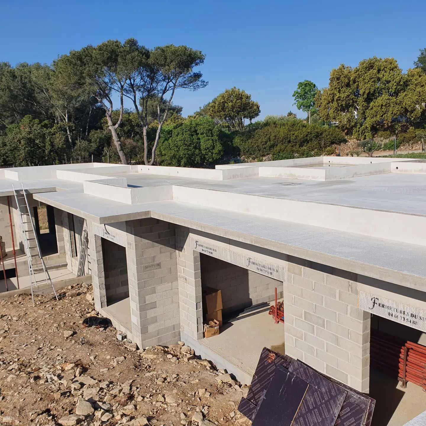 Maison à toit-terrasse en construction