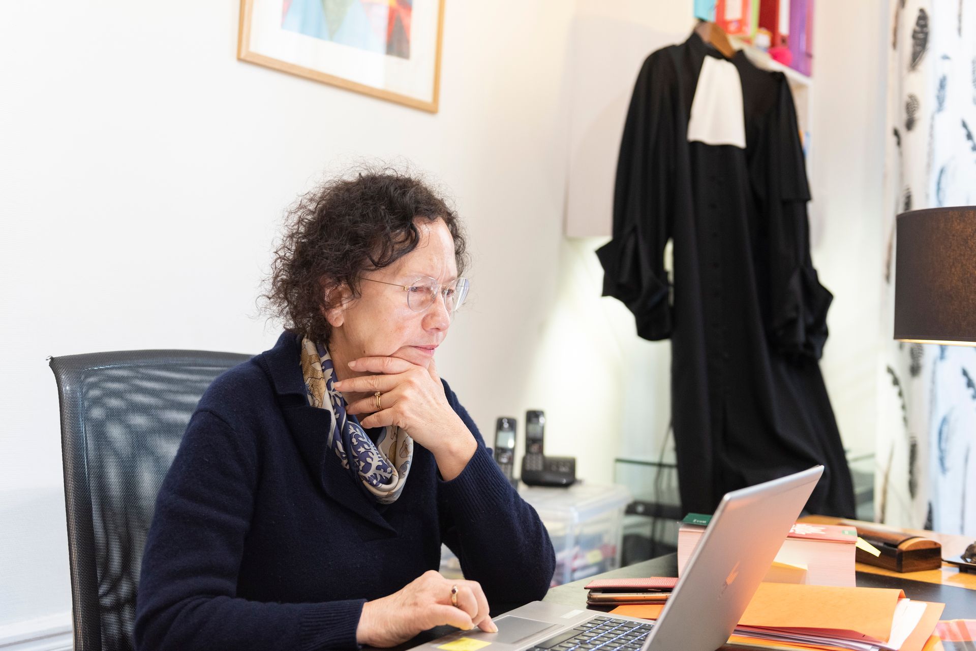 Une personne travaillant sur un ordinateur portable à un bureau dans un bureau à domicile lumineux
