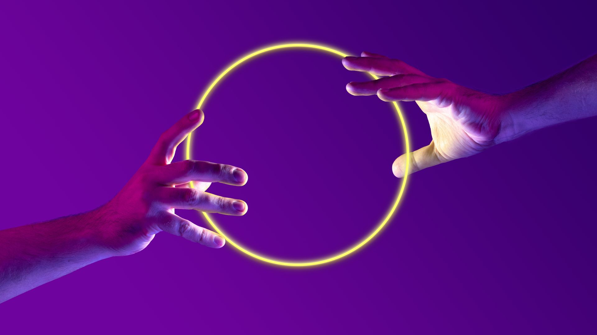 Deux mains se tendent vers un anneau jaune lumineux sur un fond violet.