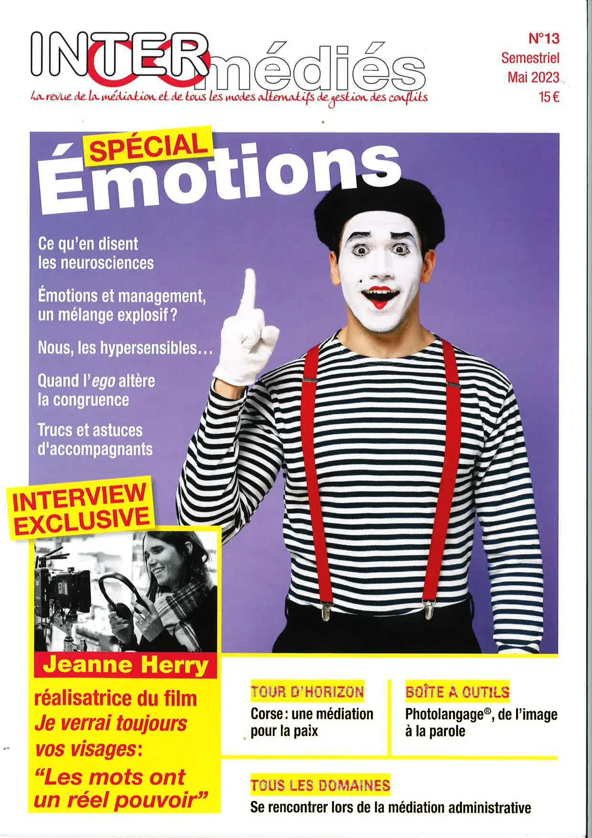 Couverture de magazine avec un mime en chemise rayée et bretelles rouges sur fond violet, intitulée Émotions