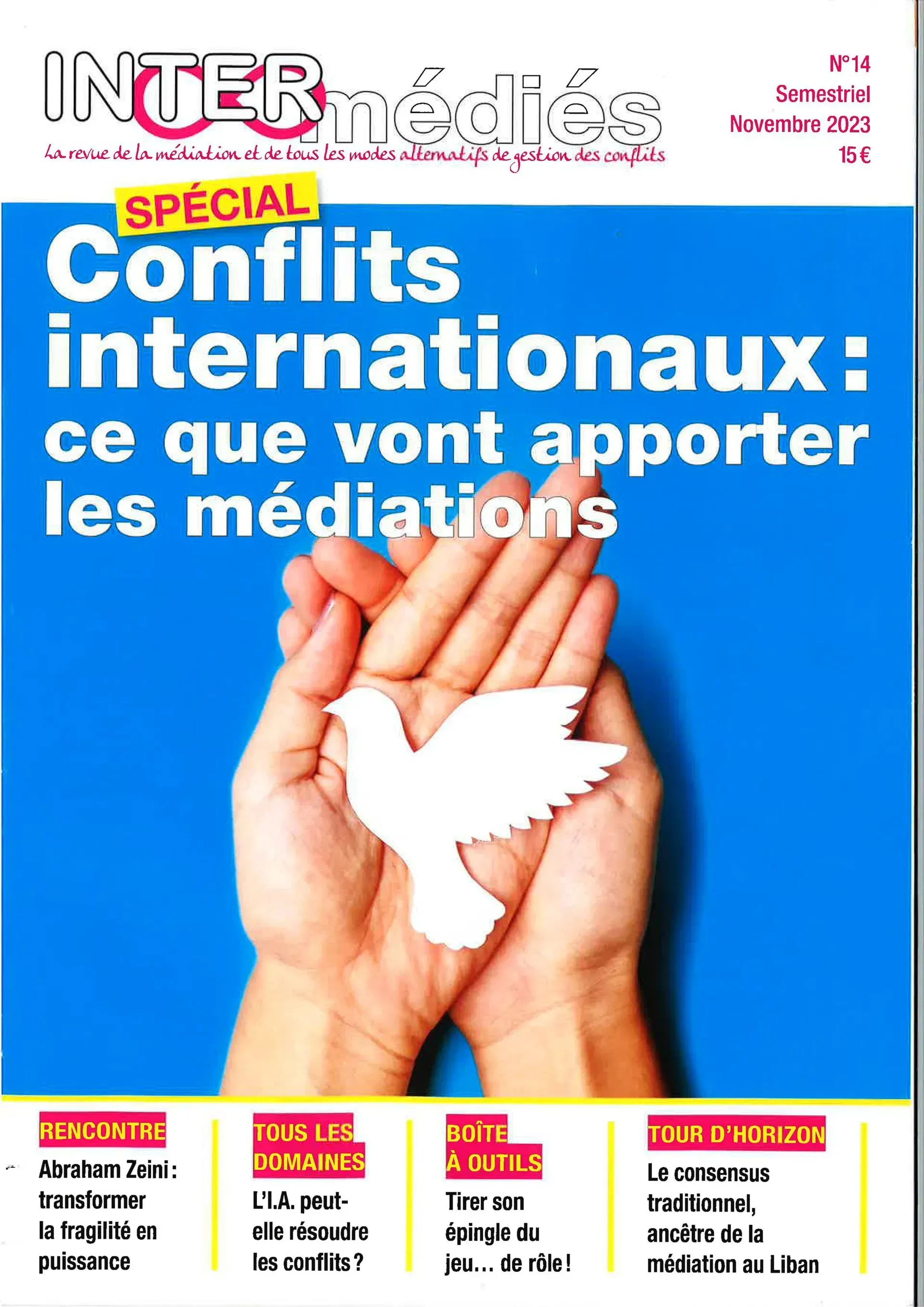 Couverture d'un magazine sur les conflits internationaux et la médiation, avec des mains tenant une colombe blanche sur fond bleu.