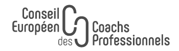 Logo du Conseil Européen des Coachs Professionnels, texte gris et monogramme stylisé noir.