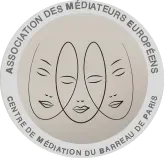 Logo de l'Association des médiateurs européens avec trois visages stylisés et un texte français circulaire sur fond blanc