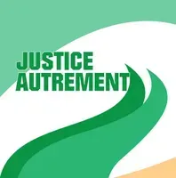 Logo de Justice Autrement avec texte vert et motif incurvé vert et blanc sur fond blanc