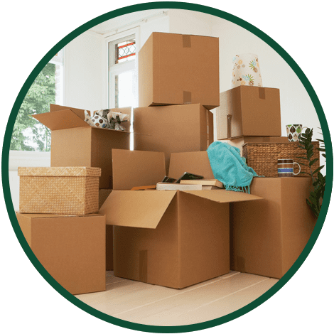 Une collection de cartons et de bacs de déménagement empilés dans une pièce bien éclairée.