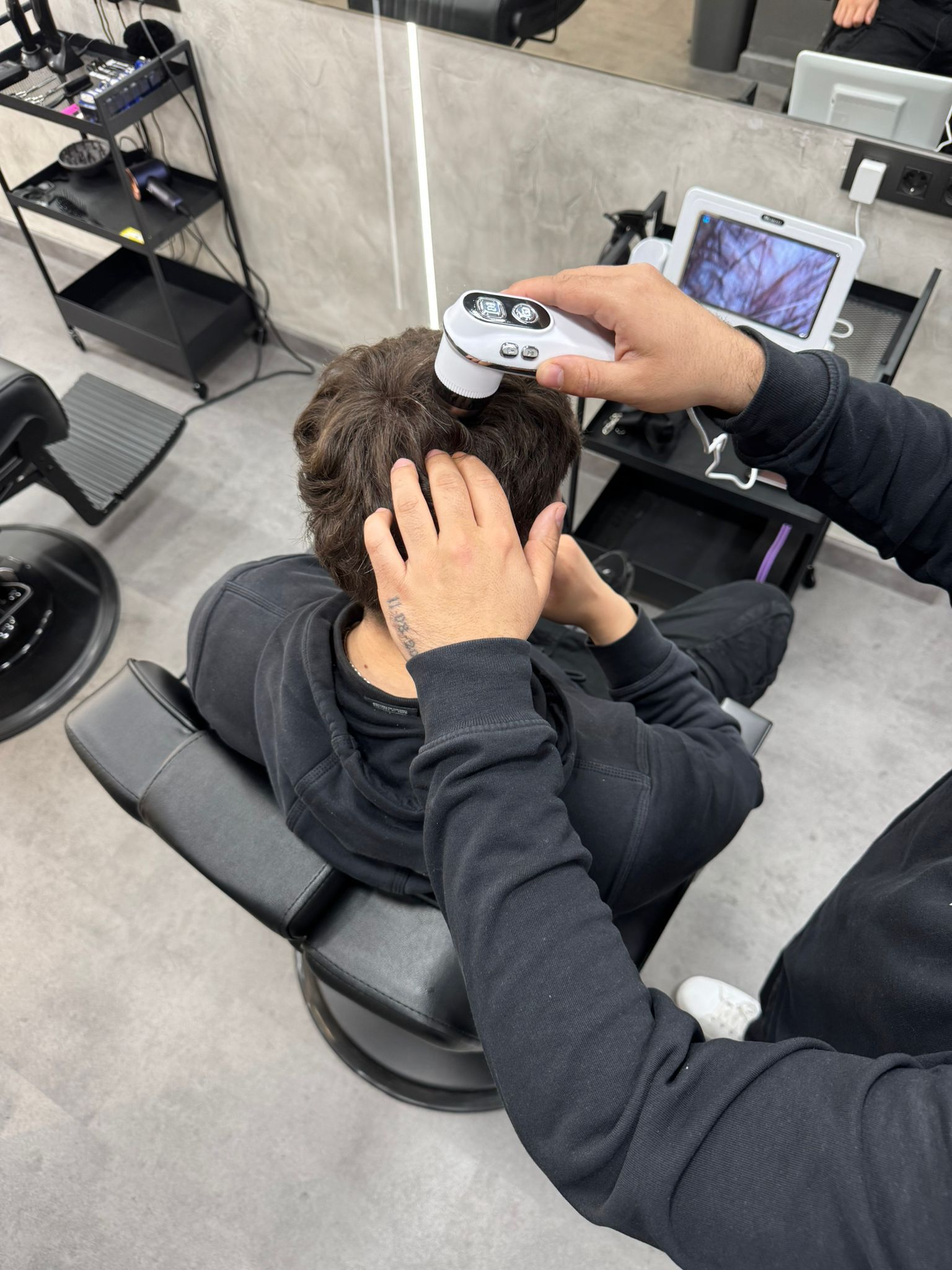 Primer plano del peinado de una persona con cabello castaño oscuro y reflejos más claros.