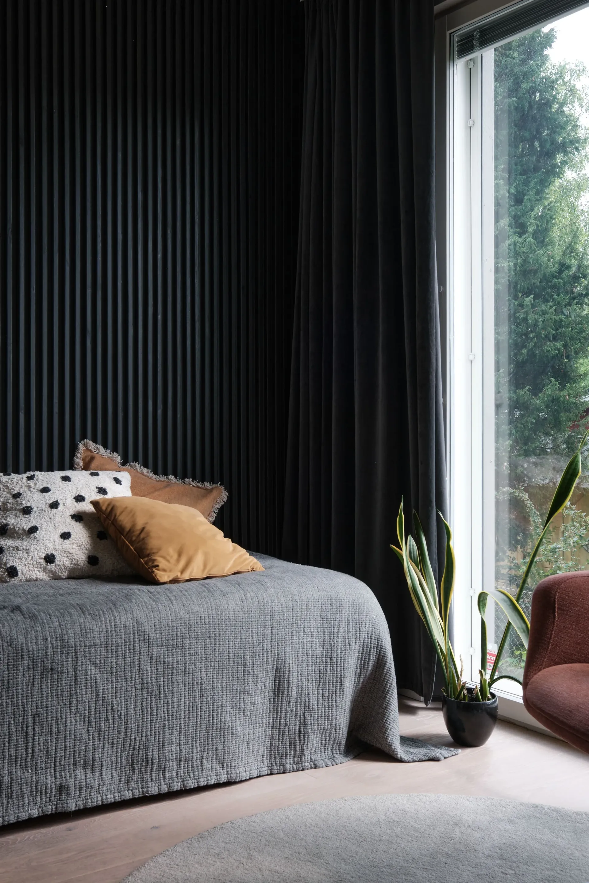 Makuuhuoneen tumma paneeli