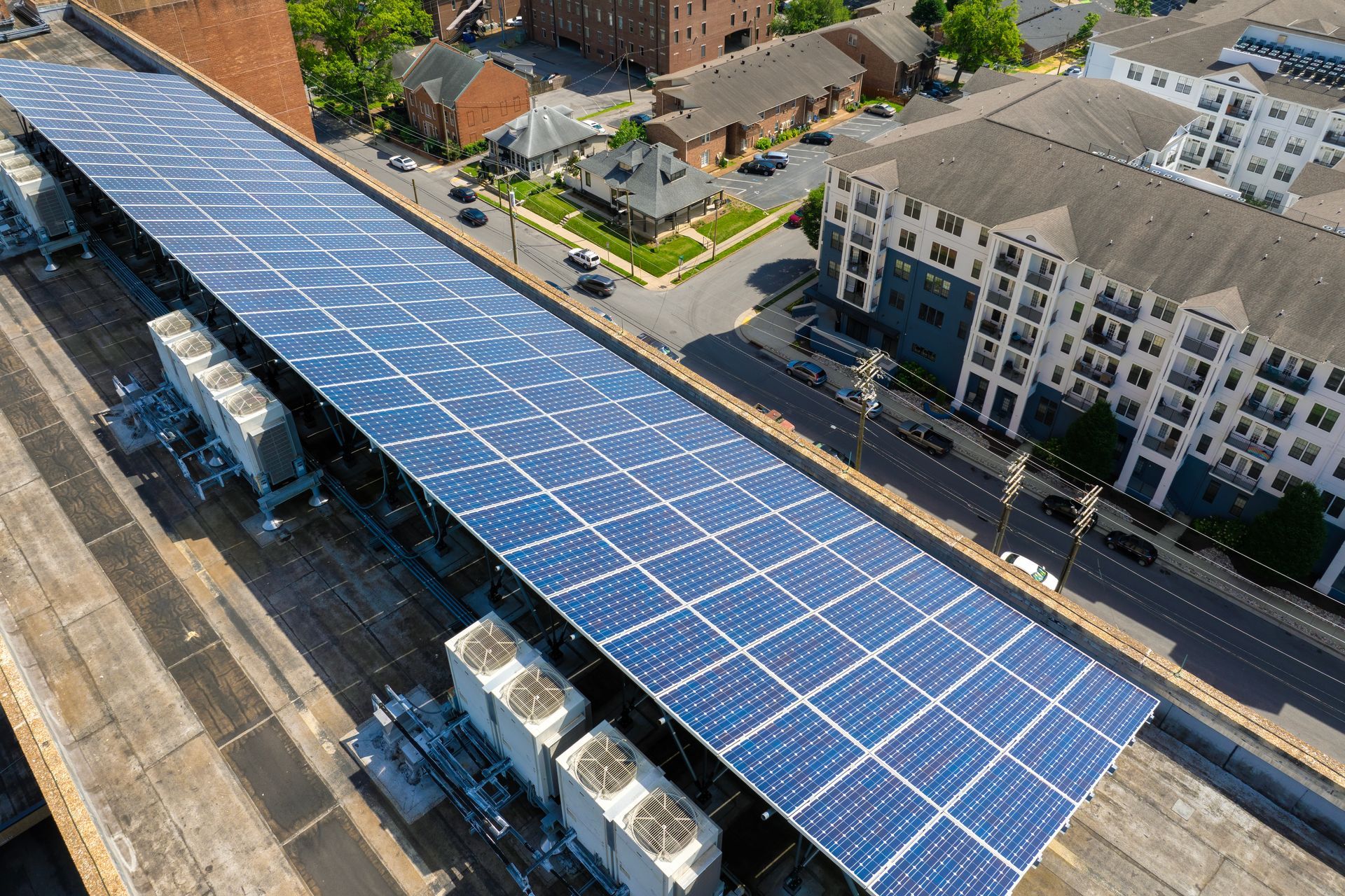 Installation de panneaux solaires sur le toit d'un bâtiment commercial : les panneaux bleus recouvrent la majeure partie du toit.