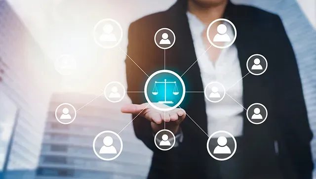 Dos personas firman papeles de divorcio en una mesa, anillos de boda colocados entre los documentos.