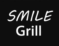 Logotipo en blanco y negro de una hamburguesa sobre un escudo con el texto "SMILE CAFETERIA PUB".