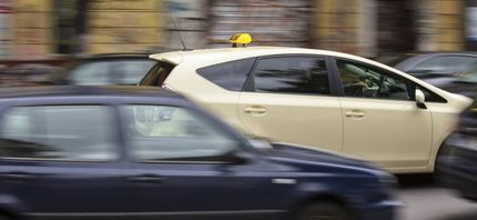 Deutsches Taxi fährt schnell in der 
Stadt