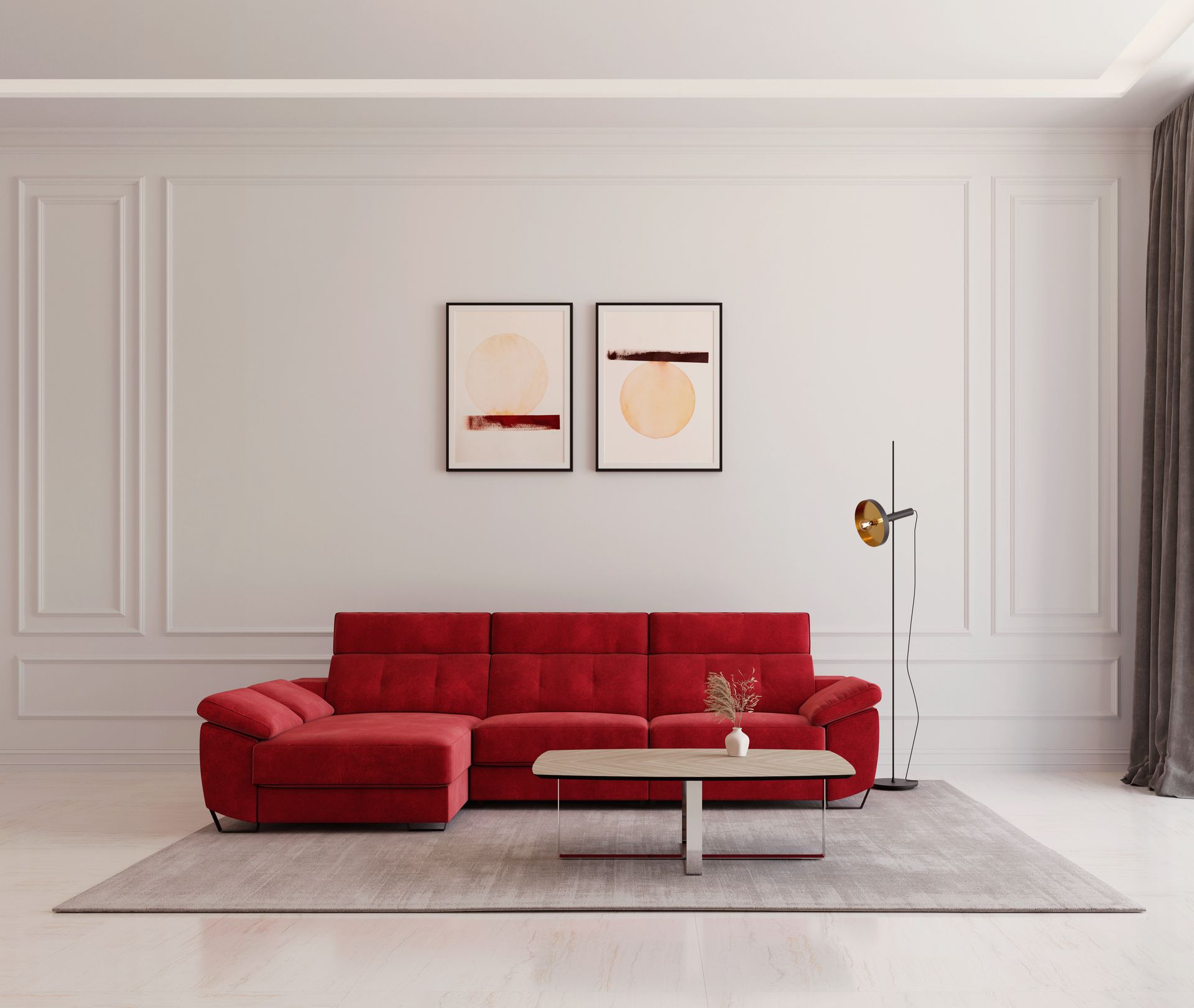 Sofá seccional rojo en una sala de estar, con obras de arte y una lámpara.