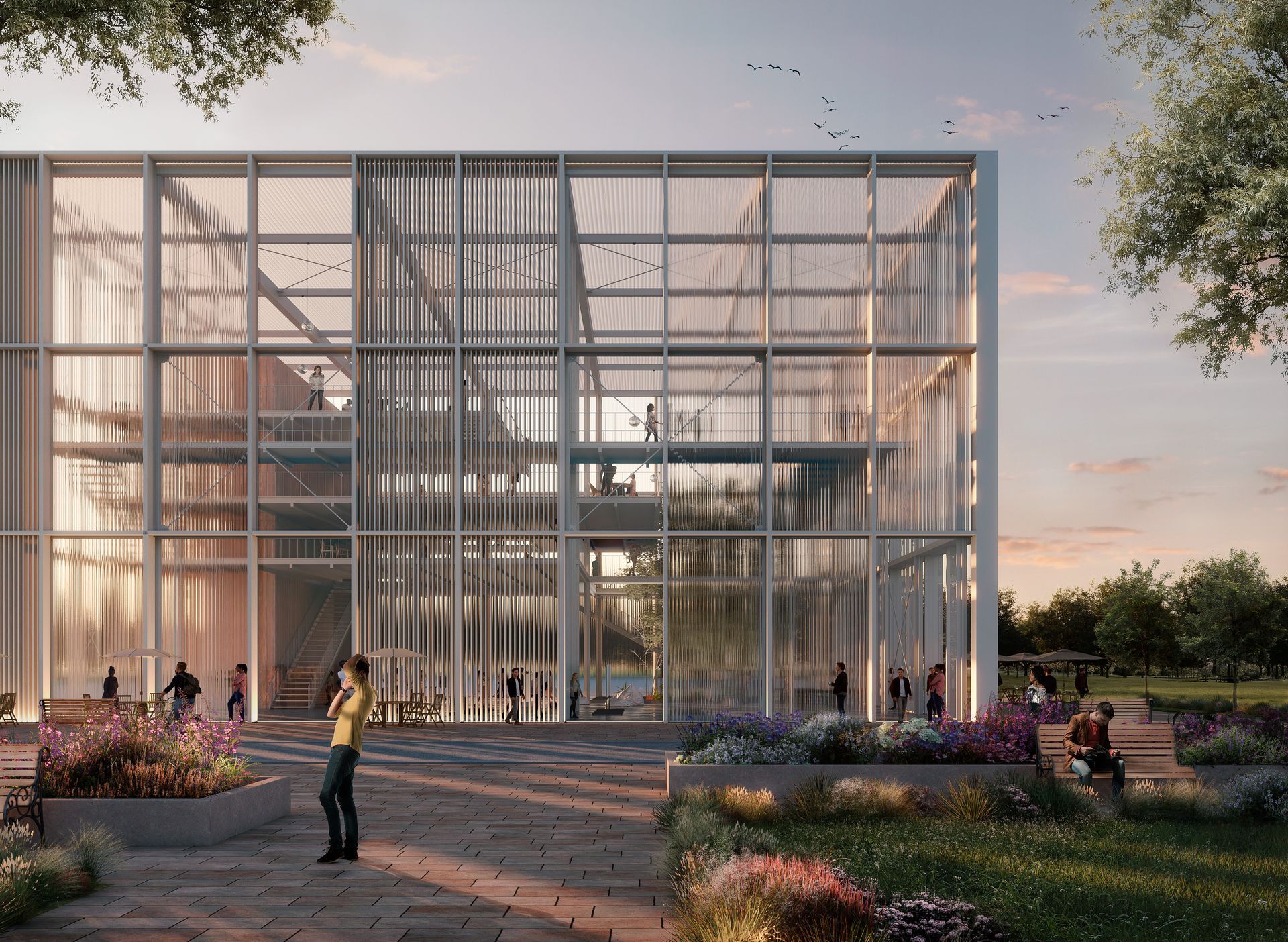 Edificio moderno de cristal con gente y jardín.